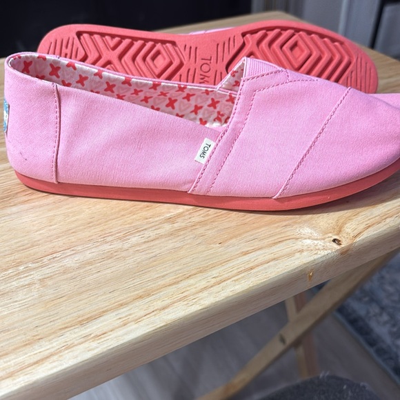 NWOT TOMS bright pink alpargata slip ons. - Picture 4 of 5